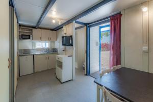 une cuisine avec des placards blancs et un comptoir dans l'établissement Camping Bon Sol, à El Campello