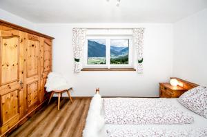 - une chambre avec un lit et une fenêtre dans l'établissement Apartment Mayerhofer, à Mittersill