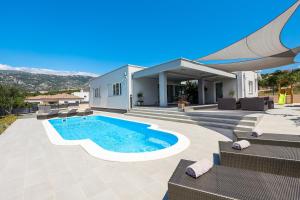 Bazén v ubytování Villa Immortelle with pool and sea view nebo v jeho okolí