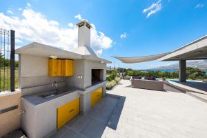 Balkón nebo terasa v ubytování Villa Immortelle with pool and sea view
