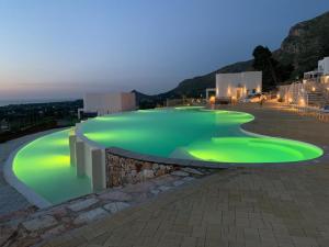 una piscina con iluminación verde en la parte superior de un edificio en Giardino degli Allori - Villa Flores, en Castellammare del Golfo