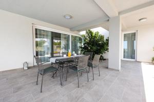 Patio nebo venkovní prostory v ubytování Villa Immortelle with pool and sea view