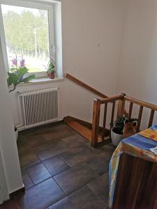 um quarto com uma escada e uma janela em Ferienwohnung Solebad em Gmünd
