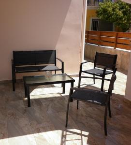 A balcony or terrace at Μπουκαμβίλια - Bougainvillea