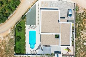 Bazén v ubytování Villa Immortelle with pool and sea view nebo v jeho okolí