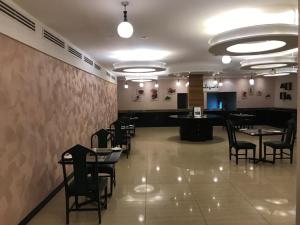 jadalnia ze stołami i krzesłami w restauracji w obiekcie Best Western Plus Meridian Hotel w mieście Nairobi