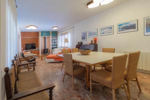 a living room with a dining room table and chairs at Chalet Bon Sol in El Campello