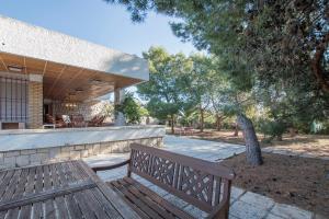 a wooden bench sitting outside of a house at Chalet Bon Sol in El Campello