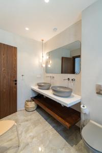ein Badezimmer mit 2 Waschbecken und einem Spiegel in der Unterkunft iKu Urban Apartment in Kavala