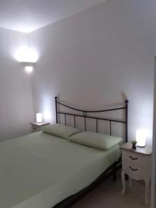 سرير أو أسرّة في غرفة في Le stanze di Ray - Salento Homes