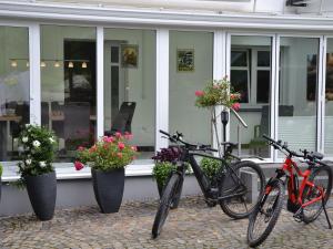 twee fietsen geparkeerd voor een gebouw met bloemen bij Ferienwohnung Veischedetal im Sauerland in Lennestadt