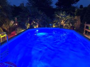 Bazén v ubytování B&B wellness Sea Nat voor Naturisten nebo v jeho okolí