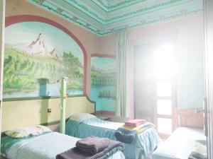 丹吉尔Hôtel Marrakech的一间有两张床的房间，墙上挂着一幅画