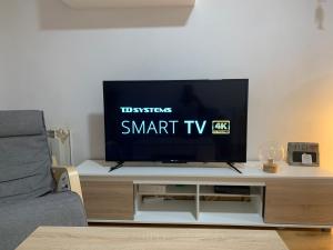 TV a/nebo společenská místnost v ubytování Apartamento playa Boiro + 11 fotografií