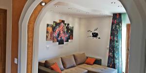 ein Wohnzimmer mit einem Sofa und einem Gemälde an der Wand in der Unterkunft Apartments Bošković in Stari Grad