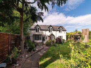 an exterior view of a house with a yard at Eleri Cottage in Great Malvern