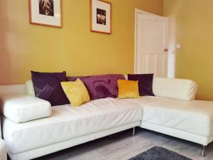 Rúm í herbergi á Perry Road, beautiful large house available for Guests and Contractors Parking wifi