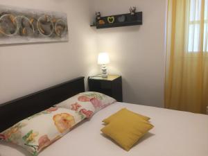 Postel nebo postele na pokoji v ubytování Apartman u srcu grada - Ilićev prolaz