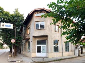 蒙塔納的住宿－Corner house apartment，街道边的建筑物