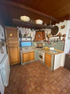 Il comprend une cuisine équipée d'une cuisinière et d'un comptoir. dans l'établissement A casa di Eugenio, à Carini