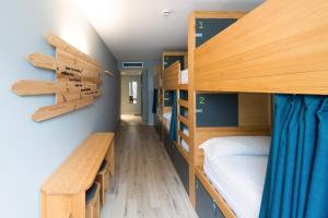 Cette chambre dispose de lits superposés avec 2 lits superposés et un banc. dans l'établissement Yeah Barcelona Hostel, à Barcelone