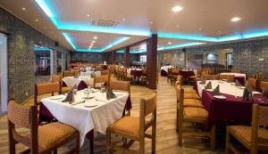En restaurang eller annat matställe på Miridiya Lake Resort