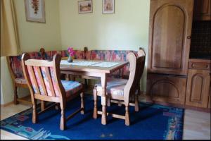 a dining room table with two chairs and a couch at Traar Walter und Edeltraut in Scherzboden