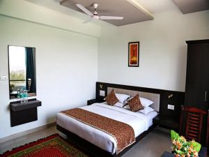 1 dormitorio con cama y ventana en Narayans Leela Inn, en Udaipur