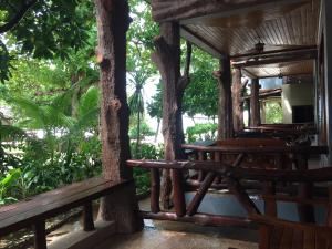uma casa na árvore no meio da floresta em Big Fish Resort Koh Tao em Ko Tao