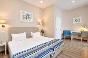 Postel nebo postele na pokoji v ubytování Porto Domus Hotel