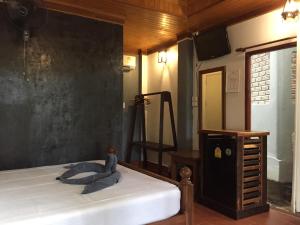 1 dormitorio con cama, mesa y espejo en Big Fish Resort Koh Tao en Ko Tao