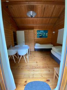 Zimmer mit zwei Tischen, einem Bett und einem Sofa in der Unterkunft La-Perchade in Huissen