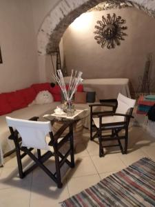 salon ze stołem, krzesłami i kanapą w obiekcie The Castle w mieście Ioulida