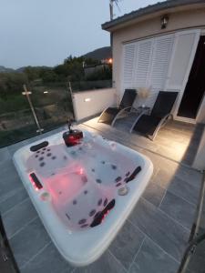 eine Badewanne auf einer Terrasse in der Unterkunft Summer House Nika with Jacuzzi in Slime