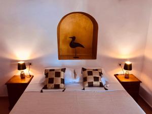 - une chambre avec un lit et 2 lampes dans l'établissement Apartments Cortijo La Zapatera, à Canillas de Aceituno
