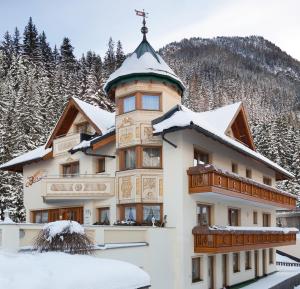 Hotel Garni Bellevue during the winter