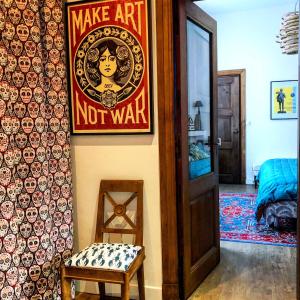 My Little Roubaix في روبيه: غرفة بها لافتة تقول اجعل الفن لا يمشي
