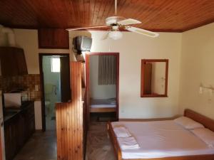 Postel nebo postele na pokoji v ubytování Kastraki Villas
