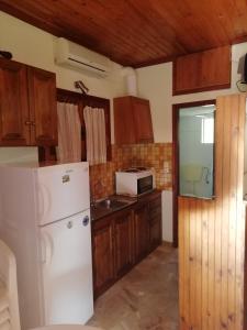 Kuchyň nebo kuchyňský kout v ubytování Kastraki Villas