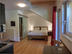 sypialnia z łóżkiem i umywalką w pokoju w obiekcie Aparthotel Buchauer-Tirol w mieście Thiersee