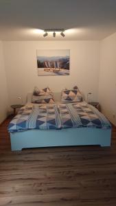 um quarto com uma cama com duas cadeiras em Ferienwohnung Astis em Blaichach