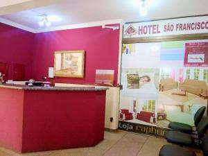 a hotel sig franciscopus lobby with a red wall at Hotel São Francsico de Ibitinga in Ibitinga