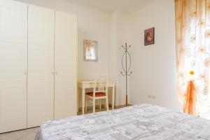 a bedroom with a bed and a desk with a chair at Residenza Il Rivo in Rivotorto