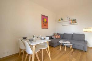 uma sala de estar com um sofá, uma mesa e cadeiras em Duplex with terrace nearby the beach of Cabourg Welkeys em Cabourg
