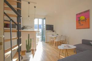 uma sala de estar e cozinha com um sofá e uma mesa em Duplex with terrace nearby the beach of Cabourg Welkeys em Cabourg