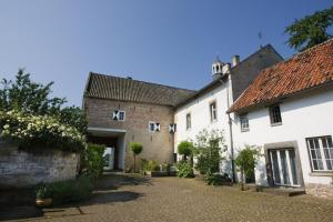 a group of white buildings with a courtyard at Buitenplaats Bemelen in Bemelen