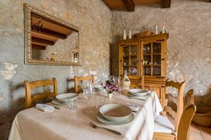 comedor con mesa y espejo en Casa rural lo Maset de Carmeta, en Tivenys