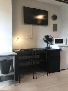 a kitchen with a table with chairs and a microwave at THE LORD GREY HOTEL in Boston