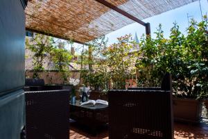 a patio with a table and chairs and plants at Cà dell'arte Suite in Venice