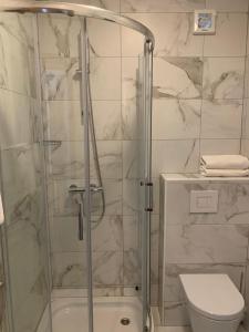 un baño con ducha y WC en Hotel Villa Barbara, en Neum
